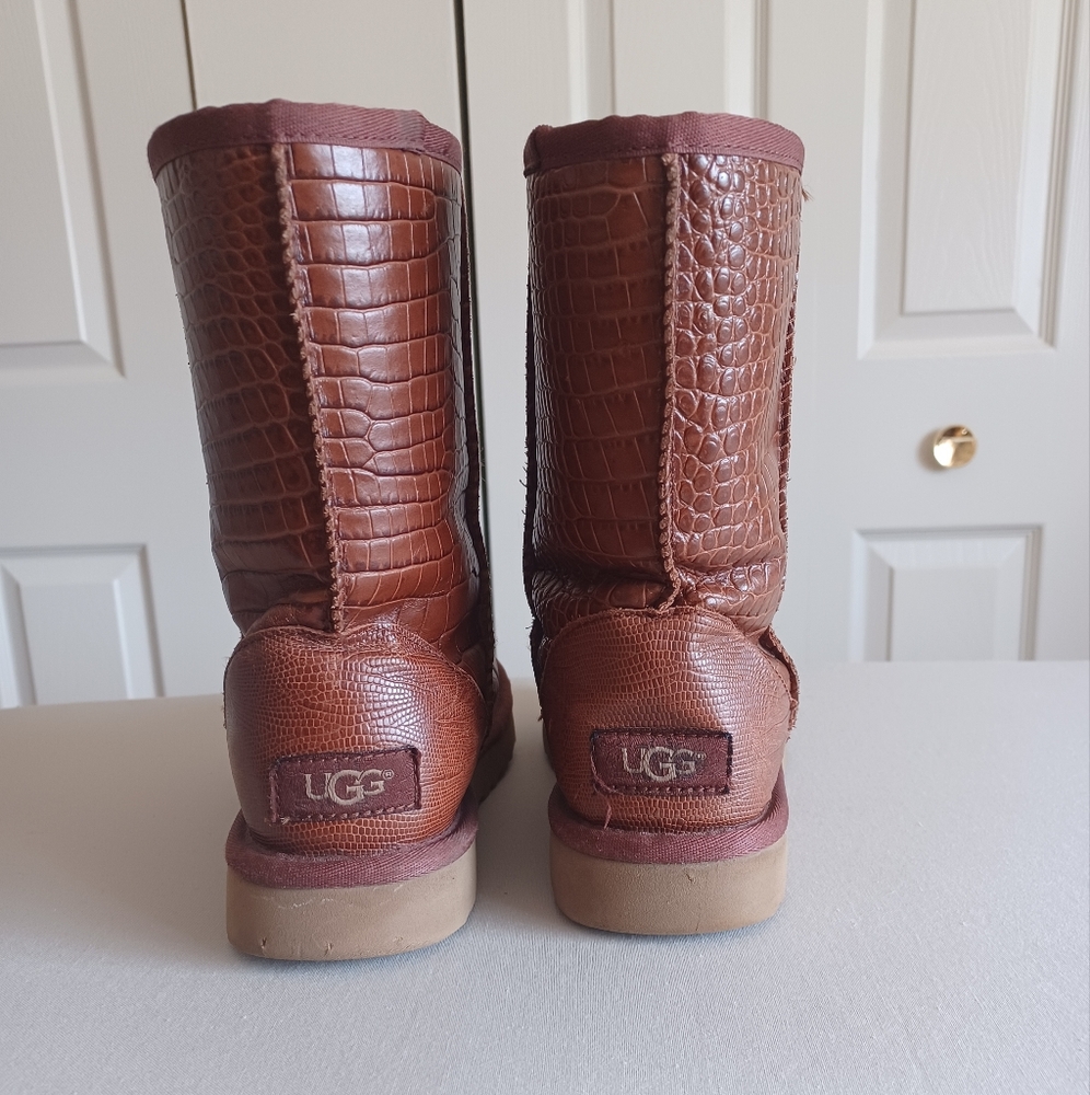 UGG Women's 5 Classic Short Crocodile Embossed Red/Brown Leather Boots - Picture 2 of 16